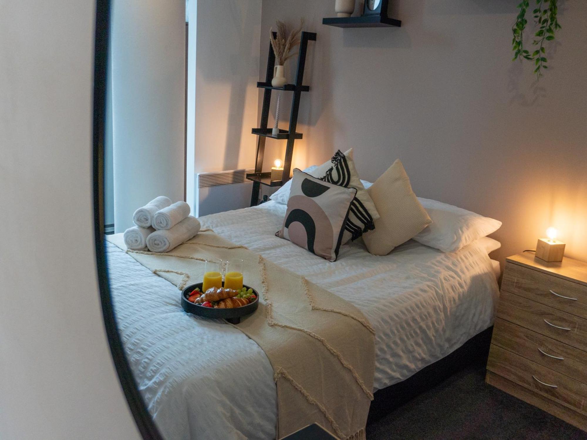 Elegant Centre Penthouse I Exclusive I Sleeps Up To 6 Guest I Families, Business I By Tranquillity Homes Short Lets & Serviced *